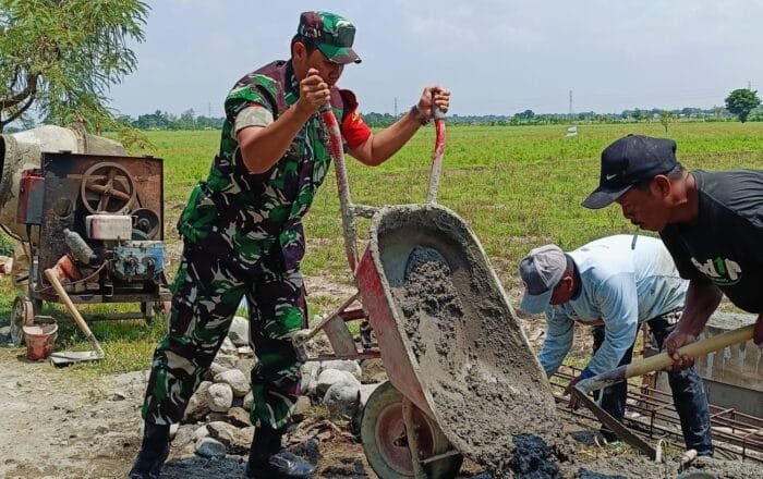 Babinsa Koramil Jombang Turut Kerja Bakti Bangun Saluran