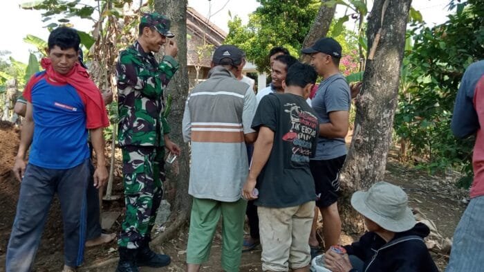 Di Sela Waktu Istirahat Kerja Bakti Babinsa Koramil Bareng