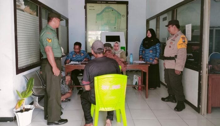 Babinsa Koramil 0814 12 Kesamben Sinergi Dampingi Kegiatan Penyaluran