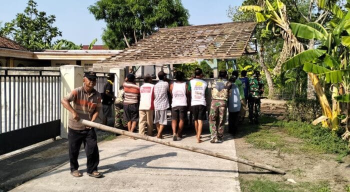 Anggota Makoramil 0814 09 Kudu Bersama Masyarakat Gotong Royong