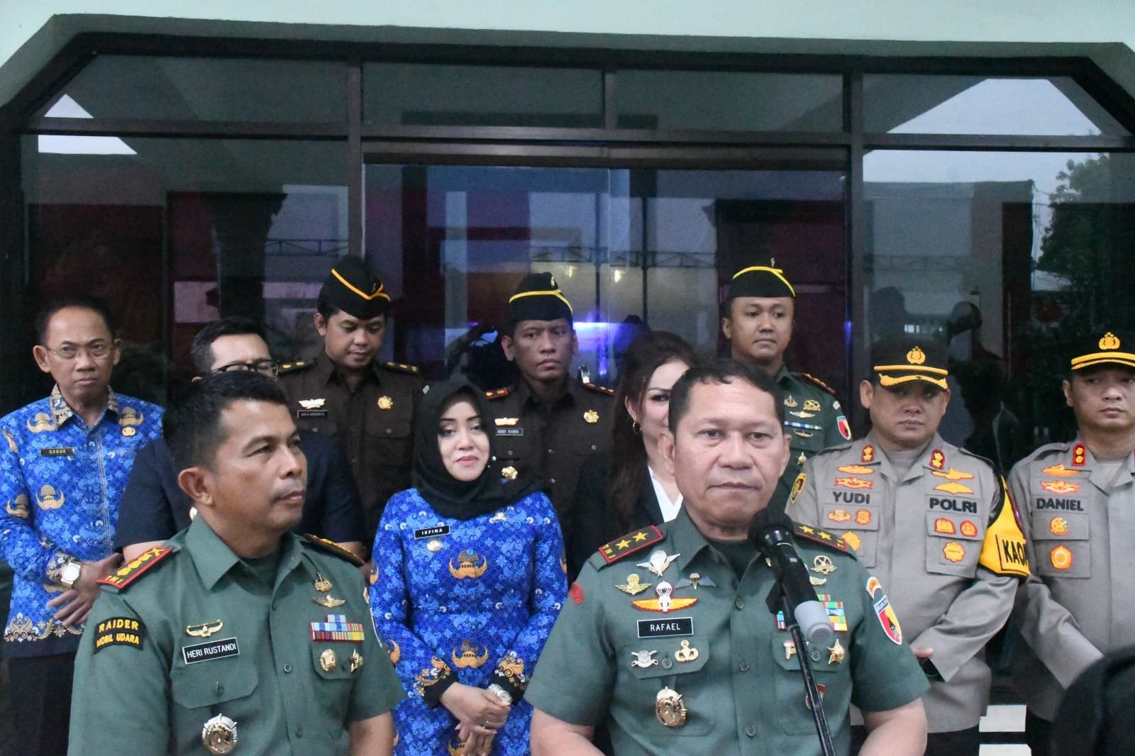 Guyuran Hujan Deras Prajurit Kodim Mojokerto Semangat Terima