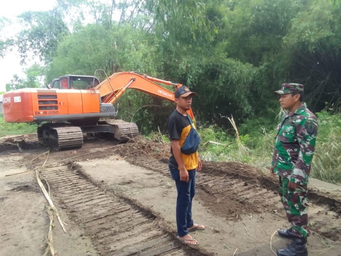 Minimalisir Banjir Babinsa Dampingi Dinas PUPR Normalisasi Sungai