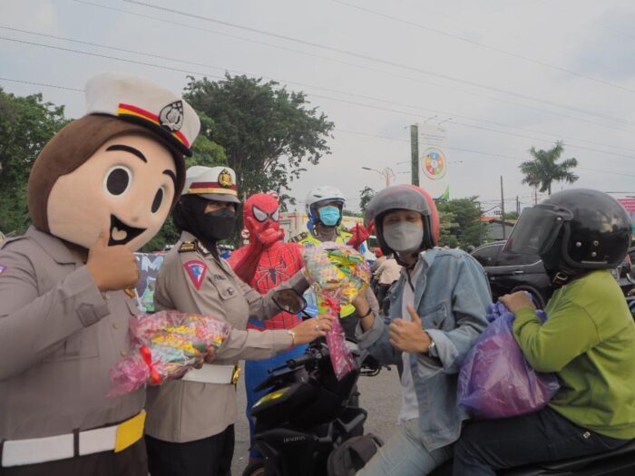 Polisi Lalu Lintas Sidoarjo bersama Spiderman Bagikan Snack dan Masker ke Pengendara - Sekilas Media