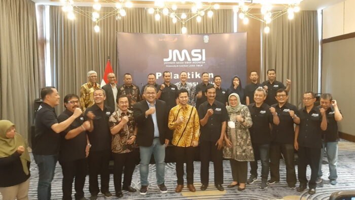 Pelantikan JMSI Jatim, Wagub Emil Ajak Ciptakan Ruang Digitalisasi yang Kondusif