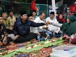 Bupati Sidoarjo Rayakan Tahun Baru 2023 Dengan Syukuran Makan Lesehan Alas Daun Pisang Bersama Ribuan Warga