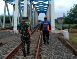 Babinsa Koramil 0814/11 Sumobito Patroli Perlintsan Kereta Api Tak Berpalang Pintu