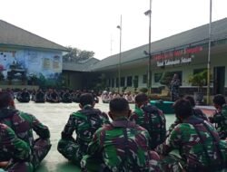 Anggota Keramil 0814/17 Wonosalam Mengikuti Upacara Bendera dan Menerima Arahan Dari Pimpinan
