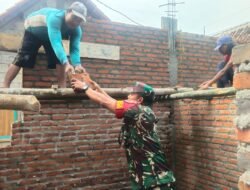Blusukan Bantu Tenaga Warga Binaan bangun Rumah Anggota Koramil 09/Kudu Bantu Angkat Batu Bata