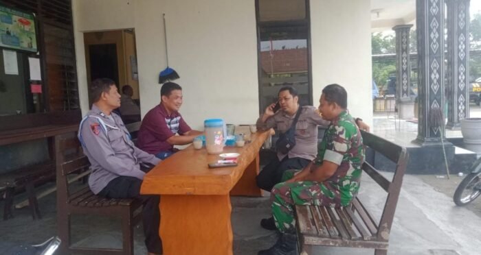Babinsa Koramil 13/Peterongan Jalin Silaturahmi Dengan Anggota Polsek