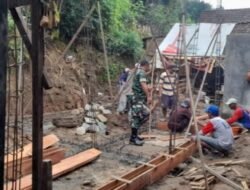 Keakraban Babinsa Koramil 16 Bareng Bantu Pembuatan Pondasi Rumah Milik Warga Binaan