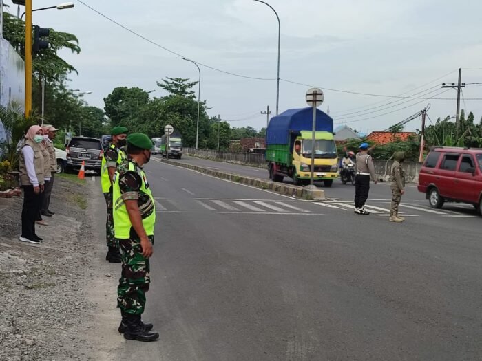 Koramil 0815/05 Gedeg Amankan Nataru Di Pos Pantau Exit Tol Mojokerto Barat