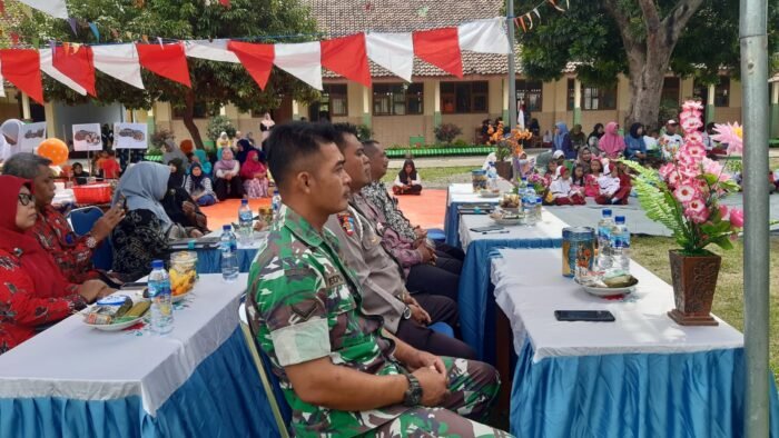 Keharmonisan Babinsa dan Babinkamtibmas Hadiri Gelar Karya Dan Pentas Kreatif SDN Gempollegundi