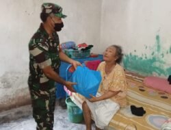 Babinsa Koramil 10/Mojoagung Berikan Bantuan Sembako