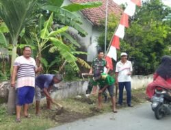 Babinsa Koramil 0814/02 Diwek Gotong Royong Bersihkan Jalan