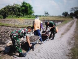 Babinsa Koramil 0814/07 Kabuh Bantu Warga Bangun TPT Di Desa Binaan