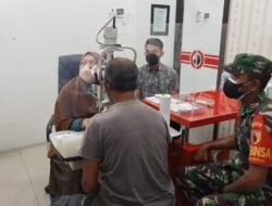 Babinsa Gambiran Mojoagung Dampingi Warga Binaan Jalani Operasi Katarak Gratis