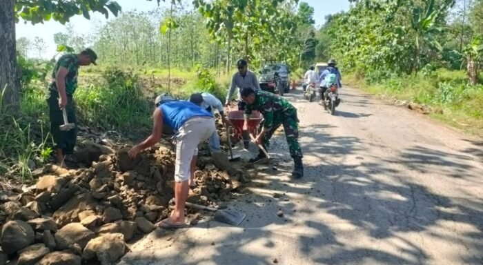 Semangat Babinsa 0814/07 Kabuh Desa Pengampon Bantu Perbaikan Jalan