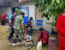 Ikut Berperan Aktif Lakukan Fogging Babinsa Koramil 0814/01 Kota Jombang Dampingi Petugas Cegah DBD
