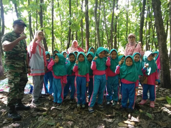 Babinsa Koramil 12/Kesamben Dampingi kegiatan Taman Kanak Kanak di Wilayah Binaan