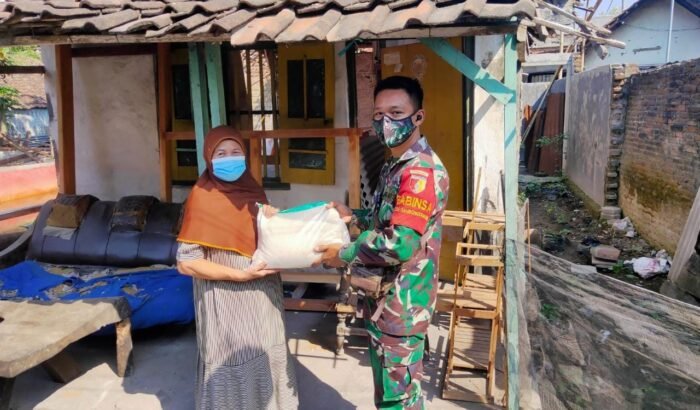 Babinsa 0814//01 Kota Jombang Melaksanakan KOMSOS dengan Warga Desa Binaanya Dengan Berbagi Beras