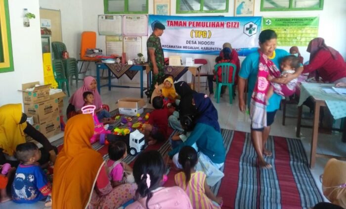 Babinsa Koramil 0814-19/Megaluh,Hadiri Pemberian Makanan Tambahan Untuk Tingkatkan Kesehatan Balita