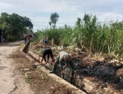 Selalu Hadir Untuk Masyarakat, Babinsa Karya Bakti Membantu Warga