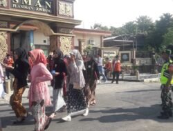 Koramil 0814-08/Plandaan Bantu Atur Lalulintas Dalam Rangka Rangkaian Giat Ulang Tahun SMAN Plandaan