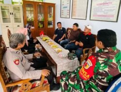 Jalin Tali Silaturahmi Babinsa Koramil 13/Peterongan Komsos Dengan Kepala Sekolah dan Para Guru