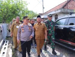 Kapolres Gresik Dampingi Bupati Tinjau Korban Bencana Puting Beliung
