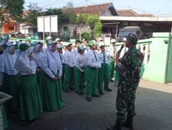 Babinsa Pos Ramil Mojoanyar Ajarkan Wasbang Siswa MI Miftahussalam