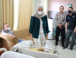 Kapolresta Mojokerto bersama Ketua Bhayangkari Jenguk Istri Anggota yang Melahirkan
