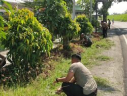 Anggota Koramil 09/Kudu melaksanakan pembersihan pangkalan setelah melaksanakan Apel Pagi