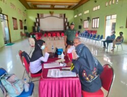 Koramil Dlanggu Dampingi Nakes PKM Berikan Layanan Vaksinasi