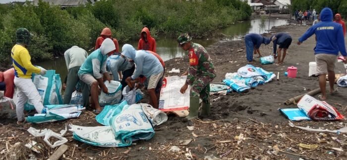 Air Laut Rob, Serma Babun Bersama Warga Kerja Bakti Perbaiki Tanggul Yang Jebol