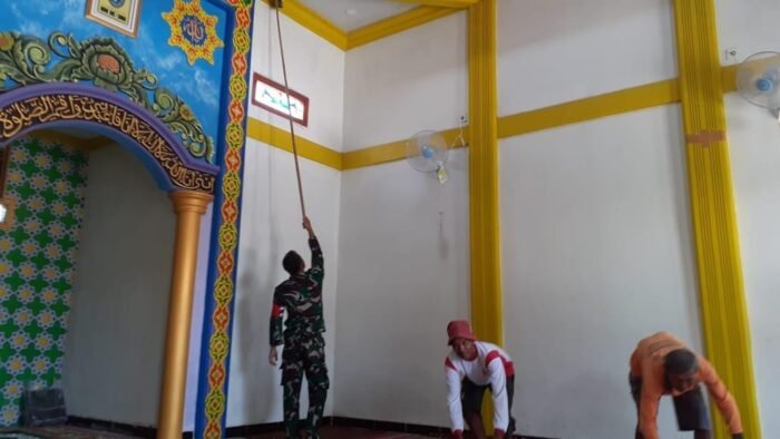 Giat Jum’at Bersih Babinsa Koramil 0814-07/Kabuh Ajak Warga Bersihkan Musholla