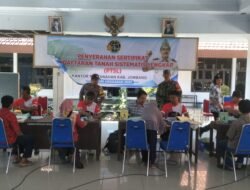 Babinsa Koramil-05/ Perak Hadiri Acara Penyerahan Sertifikat Tanah Sistematis Lengkap “PTSL”
