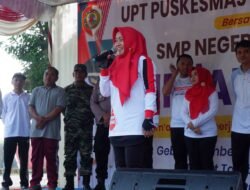 Cegah Anemia Pada Rematri, Bupati Ikfina Ajak Siswi SMPN 2 Gedeg Minum TTD