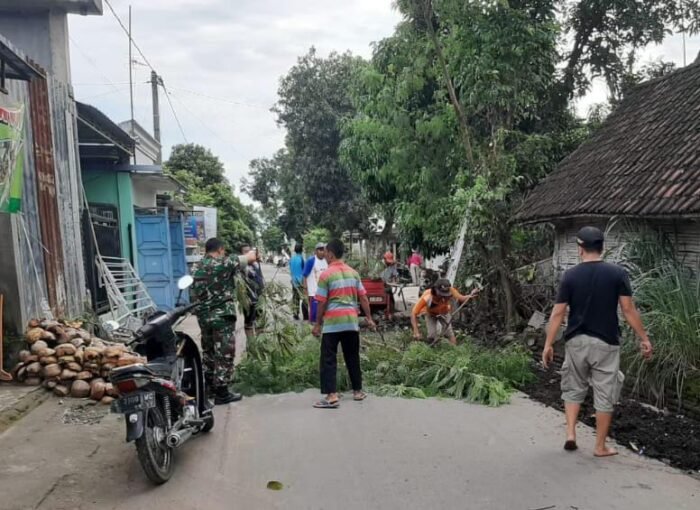 Babinsa Sumbermulyo Koramil 18 Jogoroto Gotong Royong Bersama Warga Bersihkan Lingkungan
