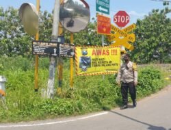 Minimalisir Laka Perlintasan KA Tanpa Palang Pintu, Polresta Mojokerto Pasang Bener Himabauan