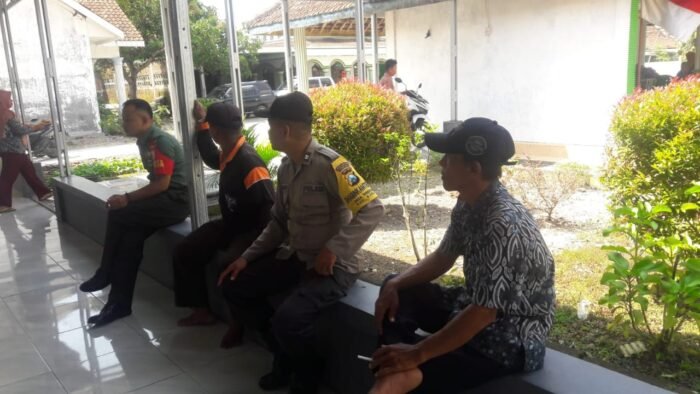 Tingkatkan Sinergitas Babinsa Koramil 0814 /07Kabuh Laksanakan Komsos Dengan Perangkat Desa