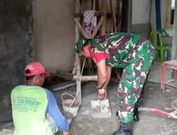 Wujud Kepedulian, Babinsa Koramil 09/Kudu Bantu Bangun WC Umum Posyandu Di Desa Menturus