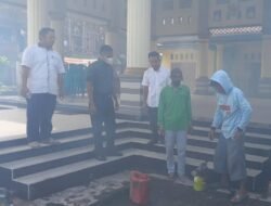 Babinsa Koramil 0814/11 Sumobito Bantu Pelaksanaan Fogging Di Wilayah Binaan