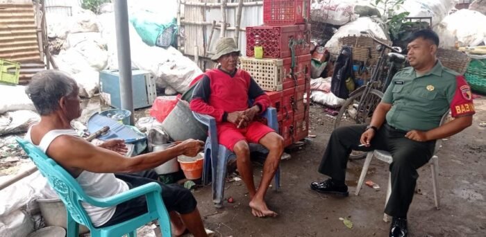 Babinsa Koramil 09/Kudu Kodim 0814/Jombang Jalin Hubungan Baik Dengan Warga Berprofesi Pengepul Rongsokan