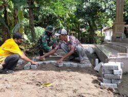 Tumbuhkan Semangat Gotong Royong Warga, Babinsa Bantu Pasang Paving Block
