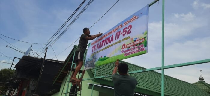 Peduli Dunia Pendidikan, Koramil 0814/06 Ploso Bantu Pasang Banner Penerimaan Murid Baru