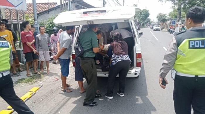 Hendak Menuju Ke Kantor Selesai Menghadiri Musrenbangdes, Babinsa Koramil 10/Mojoagung Menolong Masyarakat Kecelakaan