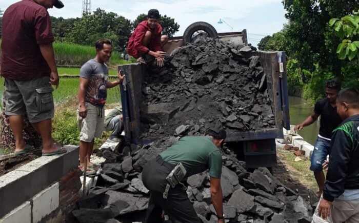 Babinsa Koramil 0814/01 Kota Jombang Bersama Masyarakat Bergotong Royong Kerja Bhakti