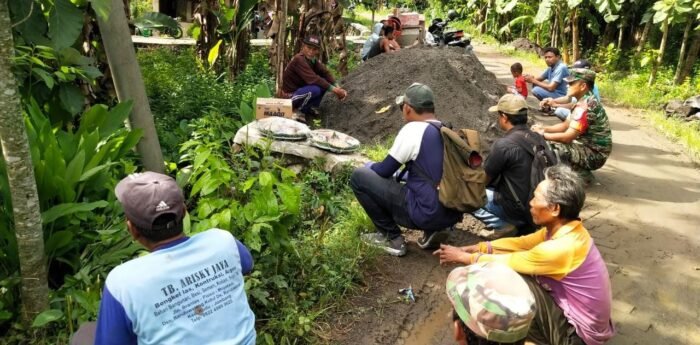 Tidak Ada Jarak, Babinsa Koramil 09/Kudu Laksanakan Komsos Dengan Pekerja Bangunan Jalan Desa di Desa Binaan