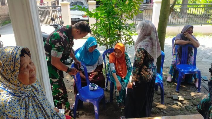 Wujud Kepedulian Pada Kesehatan Warga, Babinsa Sukomulyo Dampingi Kegiatan Posyandu Lansia