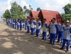 Babinsa Koramil 0814-17 Wonosalam Latih Baris Berbaris Siswa SMPN 01 Ngoro